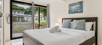 Great Value & Comfort Family Home 5 mins to Shops