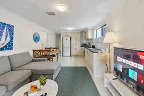 TV - Great Value & Comfort Family Home 5 mins to Shops (Robertson)