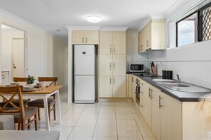 冷蔵庫、電子レンジ、オーブン、コンロ