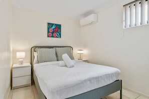 6 bedrooms, desk, iron/ironing board, WiFi