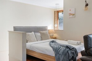 6 bedrooms, desk, iron/ironing board, WiFi