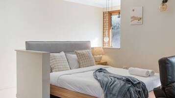 3 bedrooms, iron/ironing board, WiFi, bed sheets