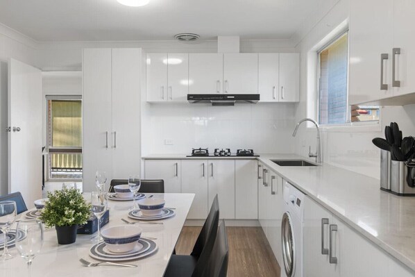 冷蔵庫、電子レンジ、コンロ、トースター