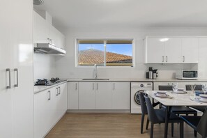 Kühlschrank, Mikrowelle, Herdplatte, Toaster