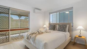 4 bedrooms, desk, iron/ironing board, WiFi