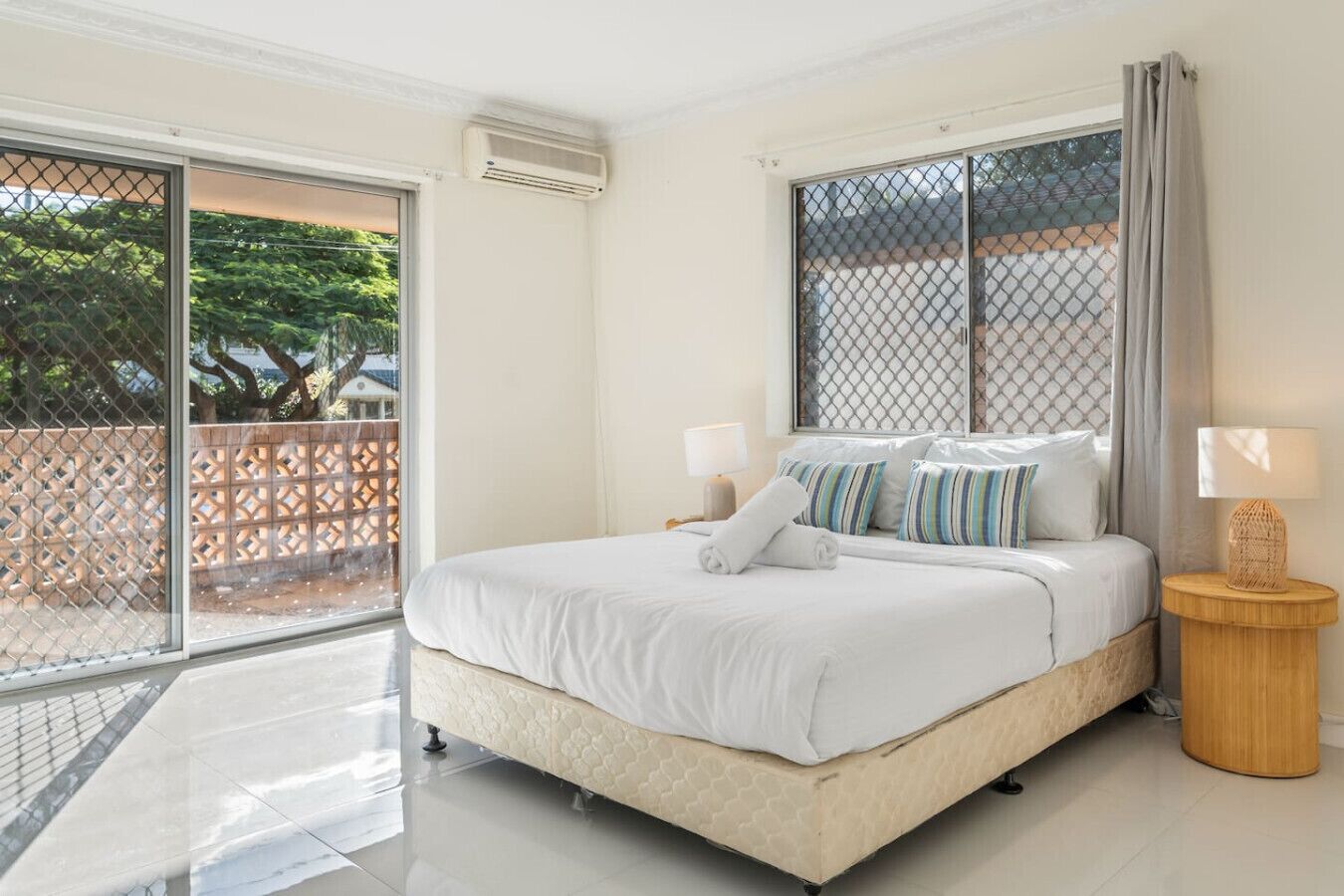 4 bedrooms, iron/ironing board, WiFi, bed sheets