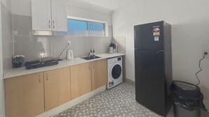 Fridge, stovetop, toaster, cookware/dishes/utensils - Practical 2BR Stay at a Great Price Well-Located (Robertson)