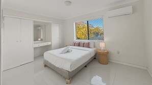 2 bedrooms, WiFi, bed sheets - Practical 2BR Stay at a Great Price Well-Located (Robertson)