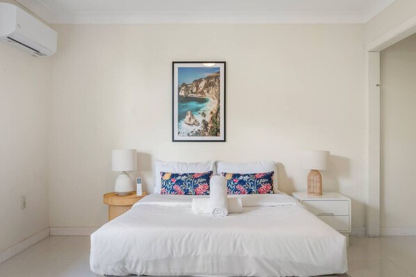 4 bedrooms, iron/ironing board, WiFi, bed sheets