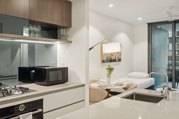 Réfrigérateur, micro-ondes, four, plaque de cuisson