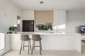 Réfrigérateur, four à micro-ondes, un four, surface de cuisson