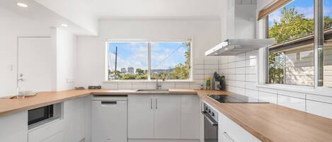 ثلاجة، ميكروويف، فرن، موقد طهي مسطح