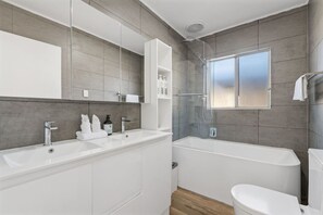 Hair dryer - 3Beds Value & Comfort Stay | Airport, CBD & Cafes (Bulimba)