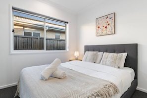 4 bedrooms, desk, iron/ironing board, WiFi - Relax-Ready 4BR Near Bayside & Shops | Workspace (Victoria Point)