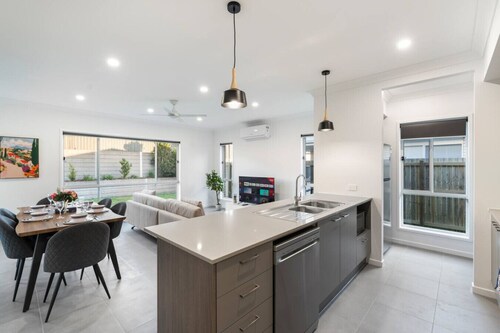 Relax-Ready 4BR Near Bayside & Shops | Workspace