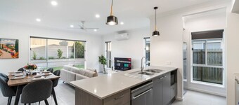 Relax-Ready 4BR Near Bayside & Shops | Workspace