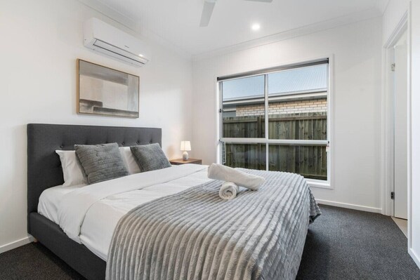 4 bedrooms, desk, iron/ironing board, WiFi