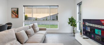 Relax-Ready 4BR Near Bayside & Shops | Workspace