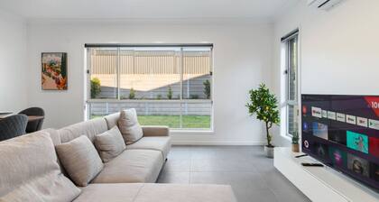 Relax-Ready 4BR Near Bayside & Shops | Workspace