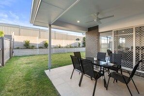 Outdoor dining - Relax-Ready 4BR Near Bayside & Shops | Workspace (Victoria Point)