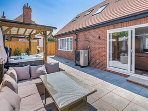 Outdoor dining - 4 bedroom accommodation in Bridlington (Bridlington)