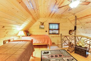 3 bedrooms, desk, iron/ironing board, WiFi - 5 Mi to Unicoi State Park & Lake: Hot Tub Haven! (Sautee Nacoochee)