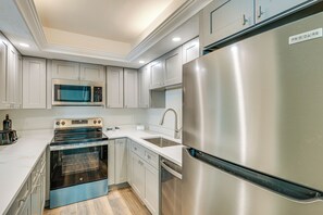 Réfrigérateur, micro-ondes, plaque de cuisson, lave-vaisselle