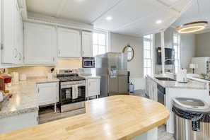 Fridge, microwave, dishwasher, coffee/tea maker