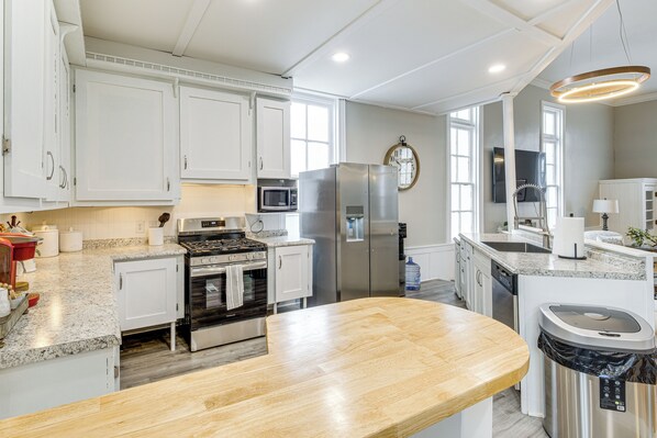 Fridge, microwave, dishwasher, coffee/tea maker