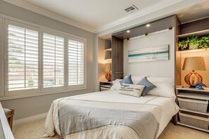 3 habitaciones, escritorio y tabla de planchar con plancha