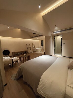 Ropa de cama de alta calidad y minibar con artículos gratuitos