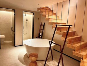 Phòng đôi Cao cấp, quang cảnh vườn | Phòng tắm | Máy sấy tóc, áo choàng tắm, dép đi trong nhà, khăn tắm