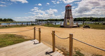 Sunrise Landing: Waterfront Cottage in Avenue!
