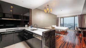 Escritorio, espacio para trabajar con laptop y wifi gratis