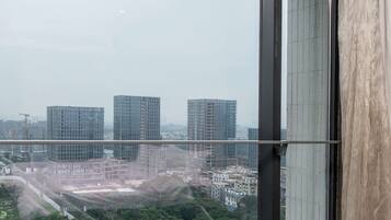 Luxury Suite | Desk, laptop workspace, free WiFi