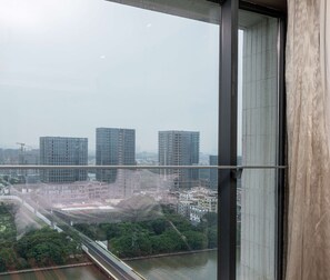 Bureau, espace de travail pour ordinateur portable, Wi-Fi gratuit