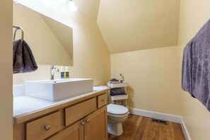 Dusj, hårføner og håndklær