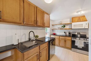 Refrigerador, microondas, horno y parrilla de estufa 