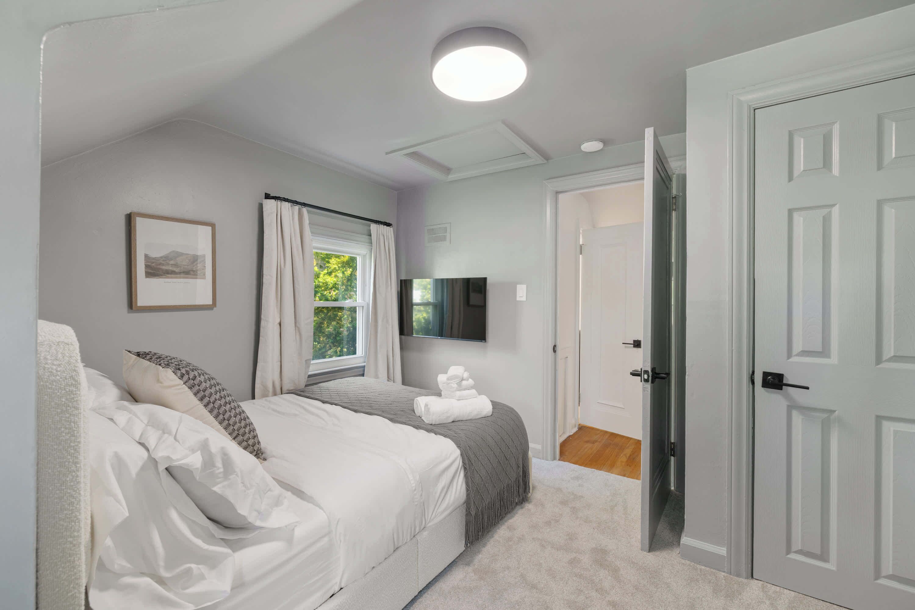 2 bedrooms, desk, iron/ironing board, WiFi