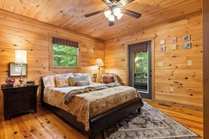 4 bedrooms, desk, iron/ironing board, travel crib