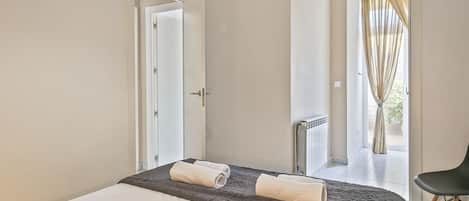 3 slaapkamers, een strijkplank/strijkijzer, internet