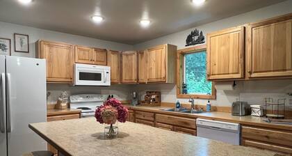 Spacious 3‑BR Apartment in Seward - Harbor & Glacier Access