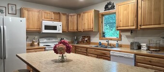 Spacious 3‑BR Apartment in Seward - Harbor & Glacier Access