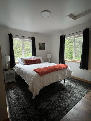 3 bedrooms, iron/ironing board, WiFi, bed sheets - Spacious 3‑BR Apartment in Seward - Harbor & Glacier Access (Seward)