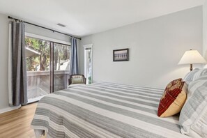 2 chambres, fer et planche à repasser, lit de bébé portatif