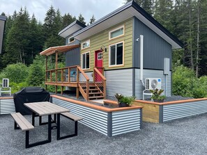 Outdoor dining - Tiny House w/ Forest Deck - Spruce Woods Acre (Seward)