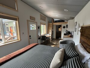 1 bedroom, WiFi, bed sheets - Tiny House w/ Forest Deck - Spruce Woods Acre (Seward)