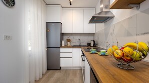 Kühlschrank, Mikrowelle, Ofen, Geschirrspüler