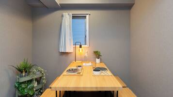 Makan di kamar