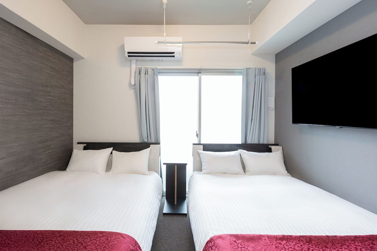 Tabla de planchar con plancha, wifi gratis, ropa de cama